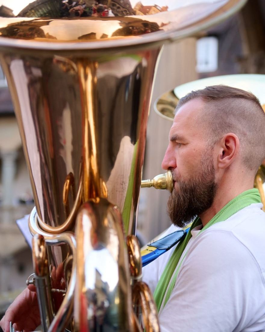 Eddy Diringer spielt Tuba